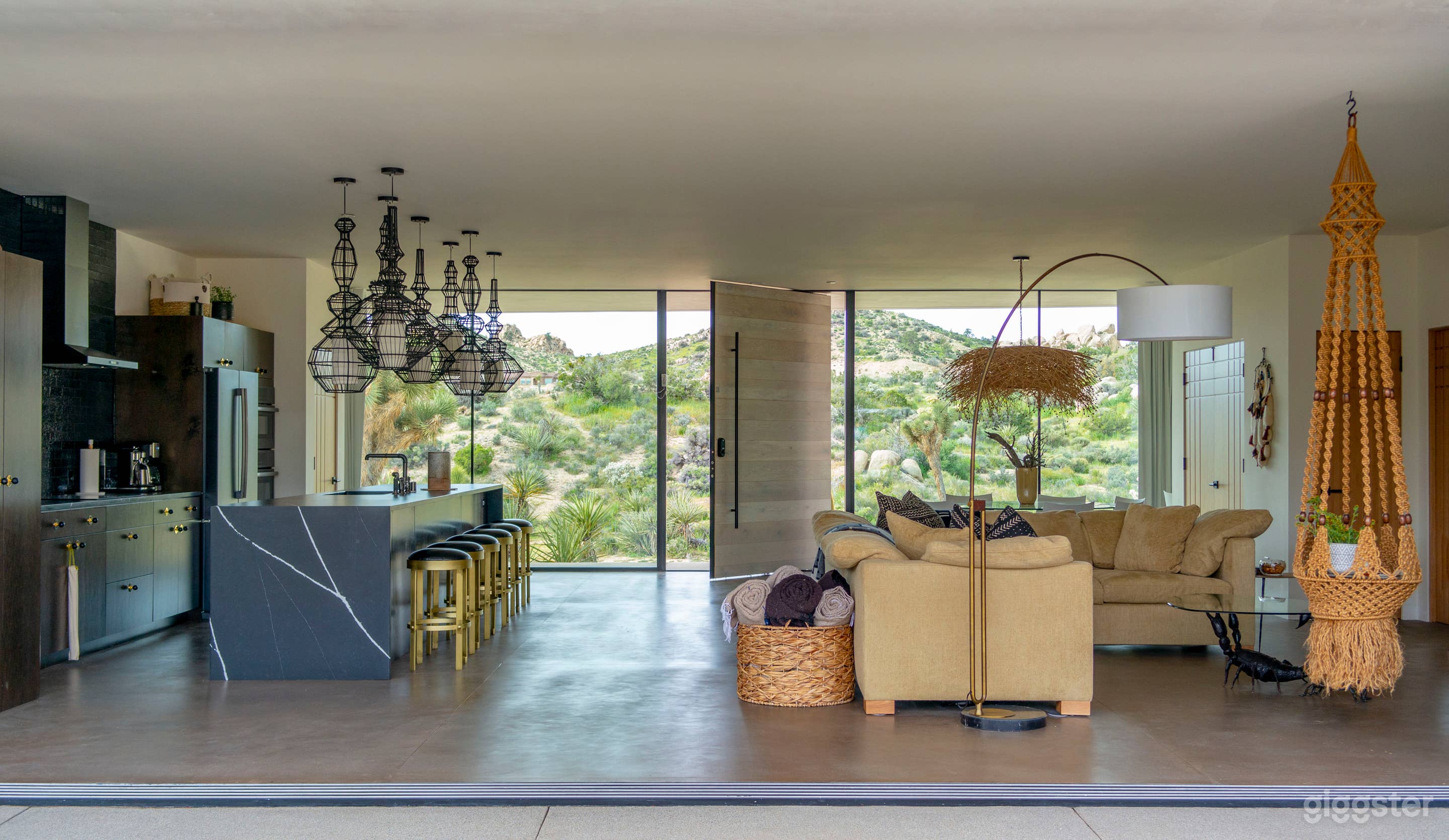 All Glass Villa in Joshua Tree Photo 2