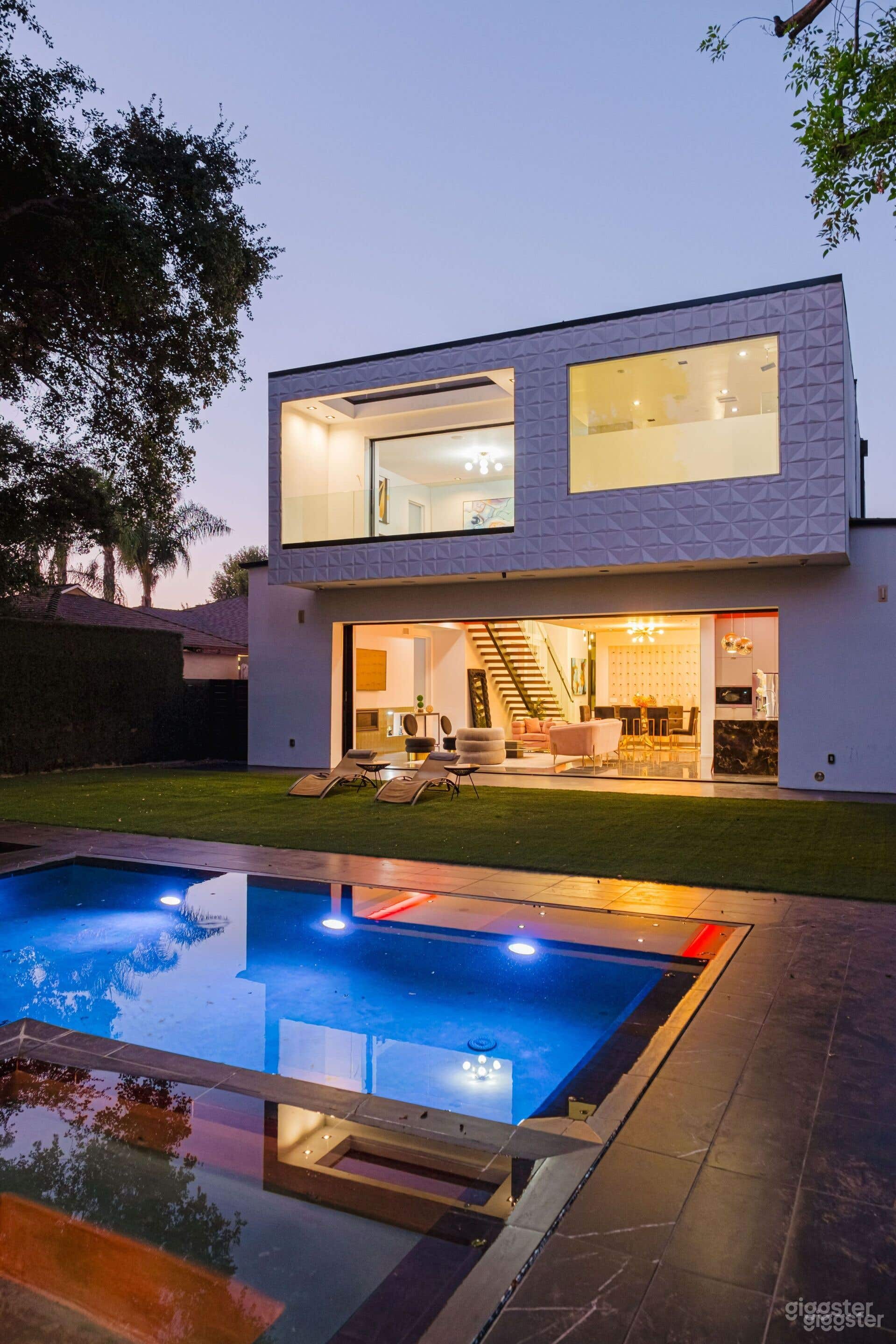 MODERN MARVEL LUXE OUTDOOR POOL Photo 4