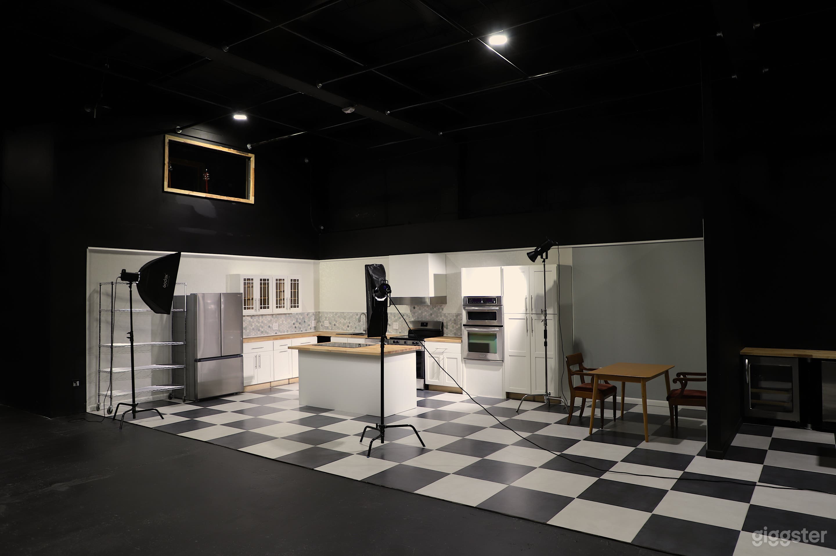24/7 XXL Black Box Studio w/ Kitchen, Bar, VIP, HMU Photo 2