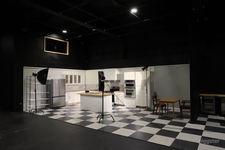  Studio Black Box XXL 24/7 avec cuisine, bar, VIP, HMU 