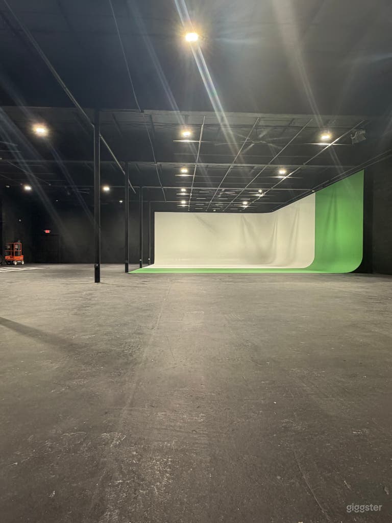  24/7 XXXL Space White Cyc & Green Cyc, Kitchen, HMU, VIP 