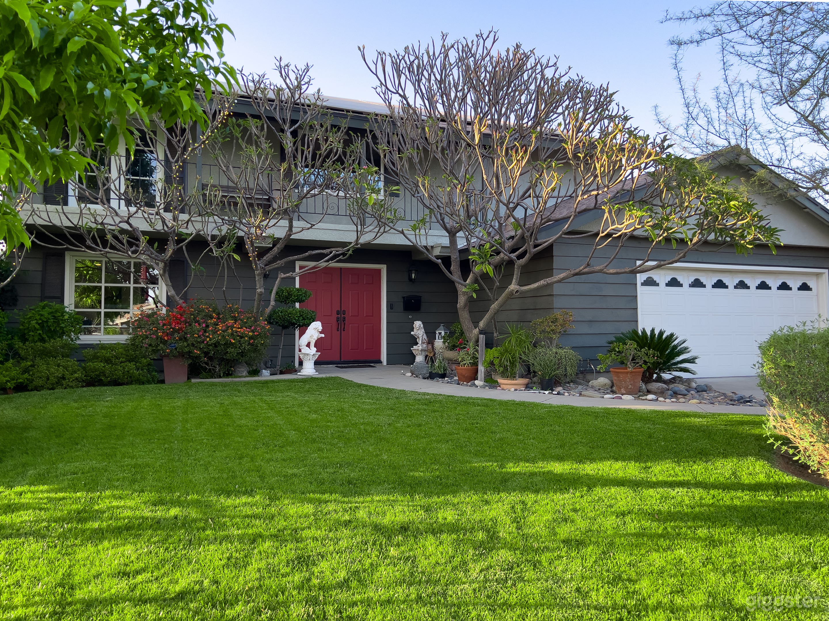 Tropical Oasis Located in the Valley Photo 4