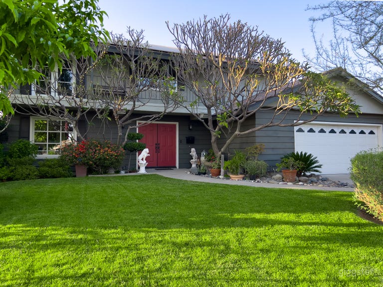  Tropical Oasis Located in the Valley 