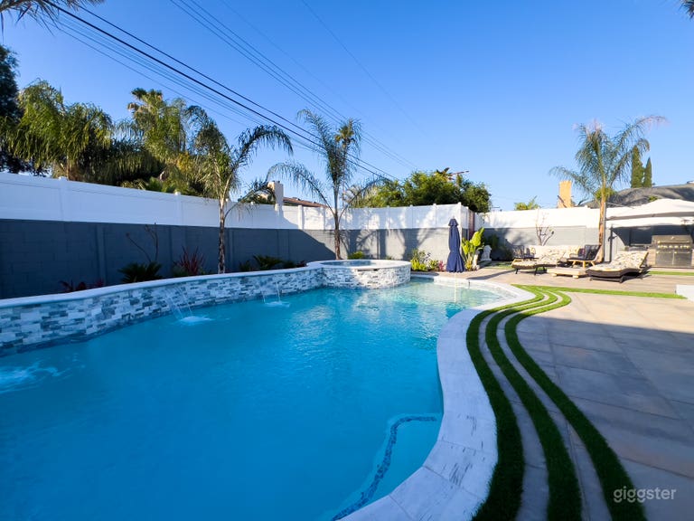  Tropical Oasis Located in the Valley 