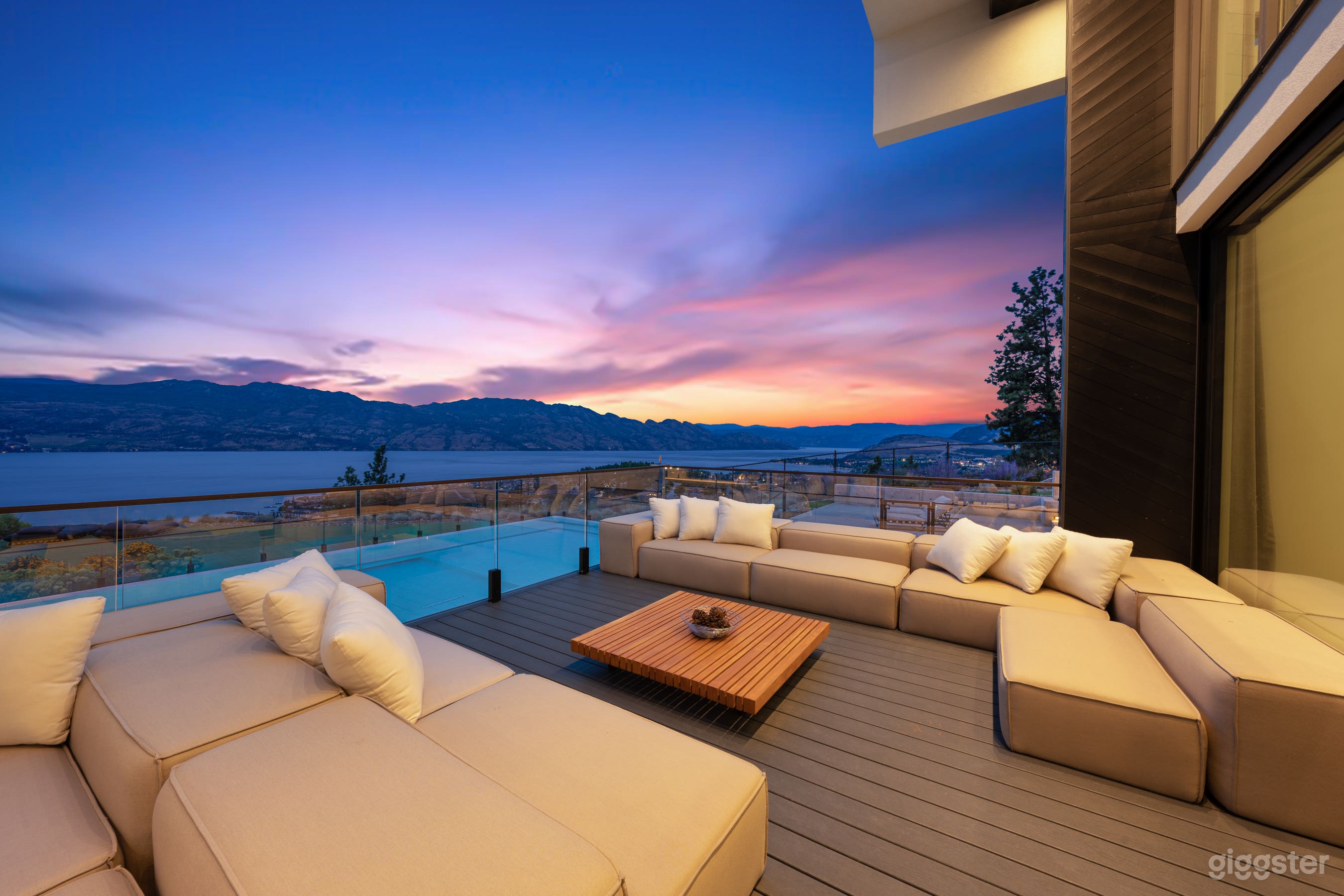 Luxury Pool and Outdoor Kitchen Photo 4