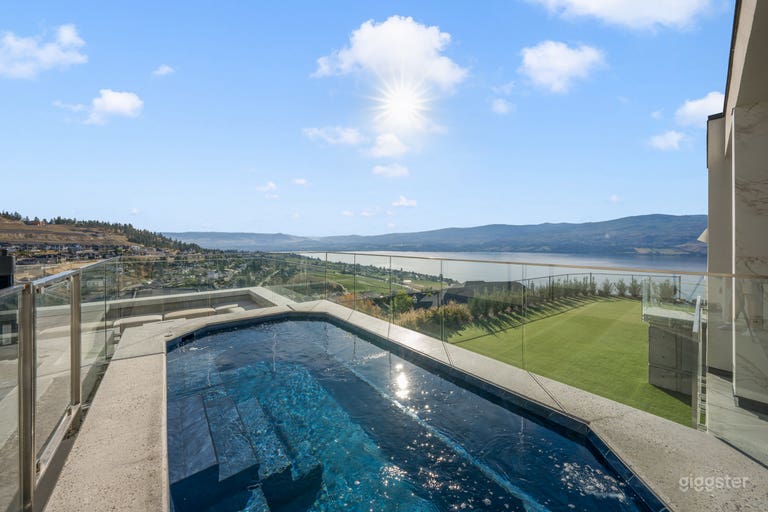  Luxury Pool and Outdoor Kitchen 