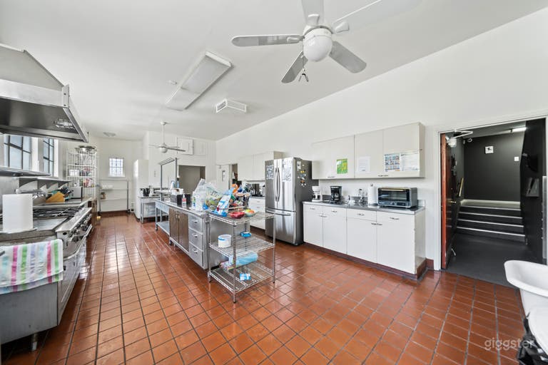  VERSATILE URBAN HIDEAWAY WITH CREATIVE CHARM 