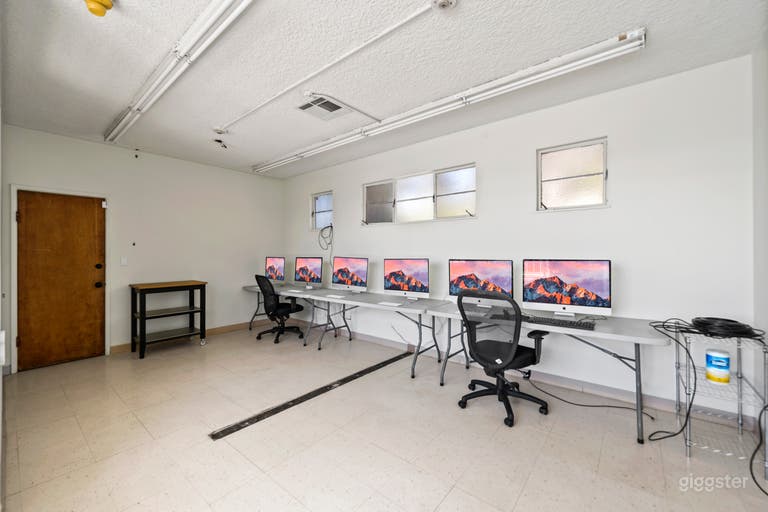  VERSATILE URBAN HIDEAWAY WITH CREATIVE CHARM 