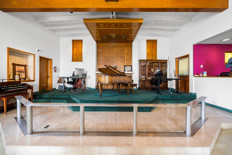  VERSATILE URBAN HIDEAWAY WITH CREATIVE CHARM 