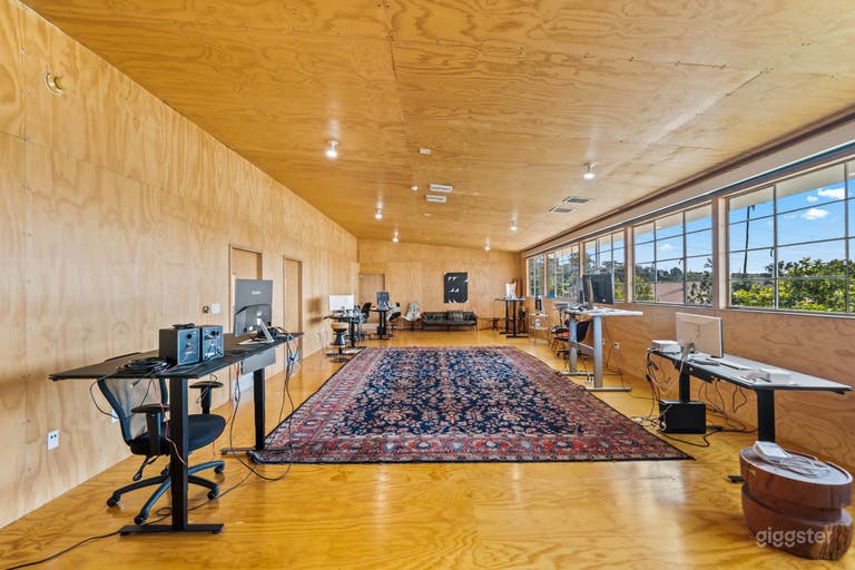  VERSATILE URBAN HIDEAWAY WITH CREATIVE CHARM 