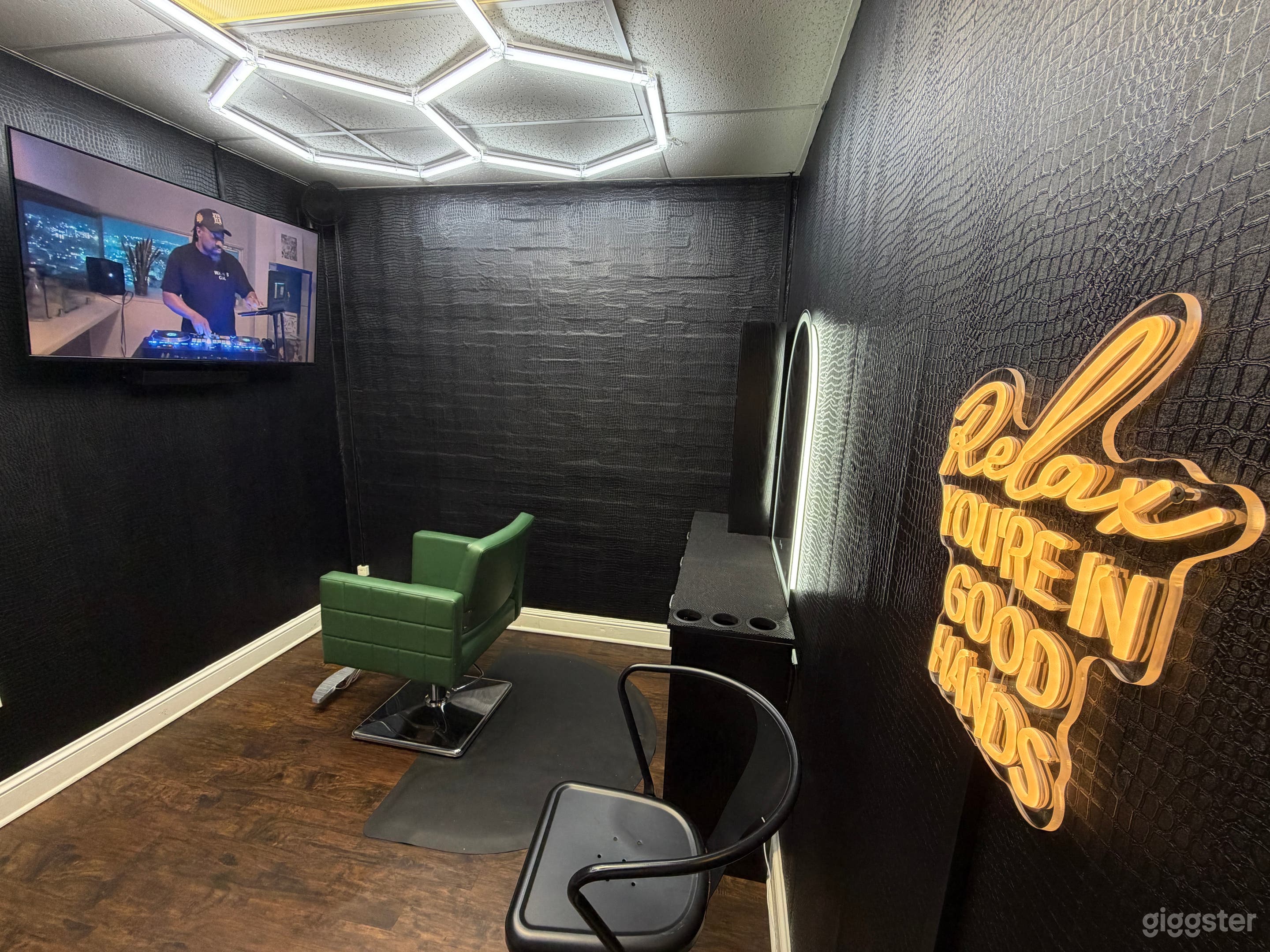 Salon/Barber/Braider/MUA Suite - Downtown Baton Rouge Photo 4
