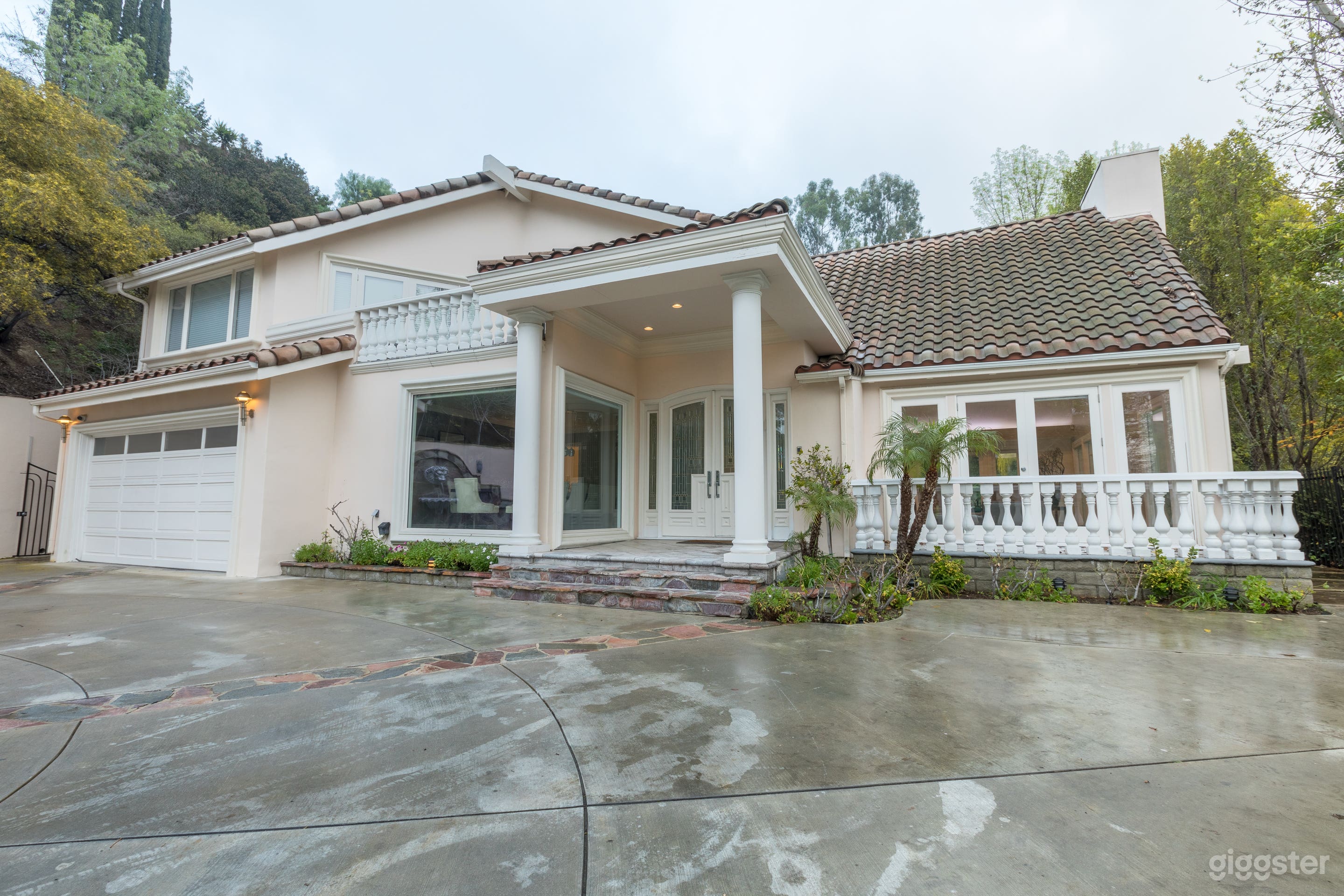 Mansion No.2010 Photo 1