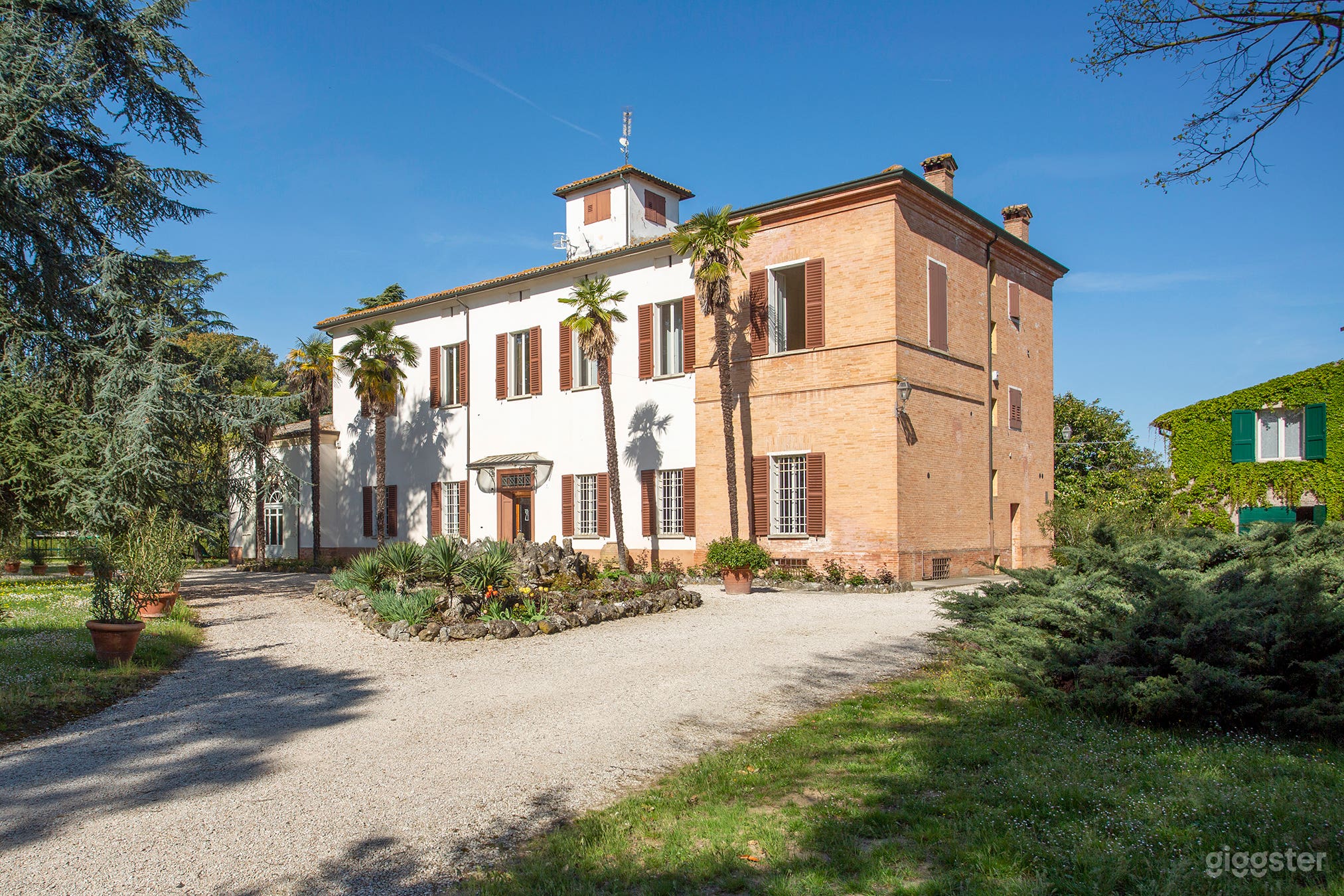 Foto di Villa Maestosa nella Tranquilla Campagna Romagnola 1