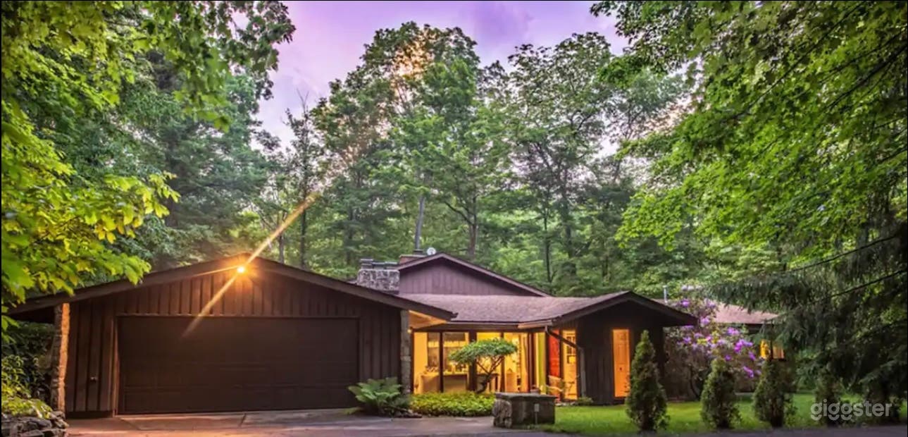 Mid-Century Modern Ohio Home in the Metroparks Photo 2