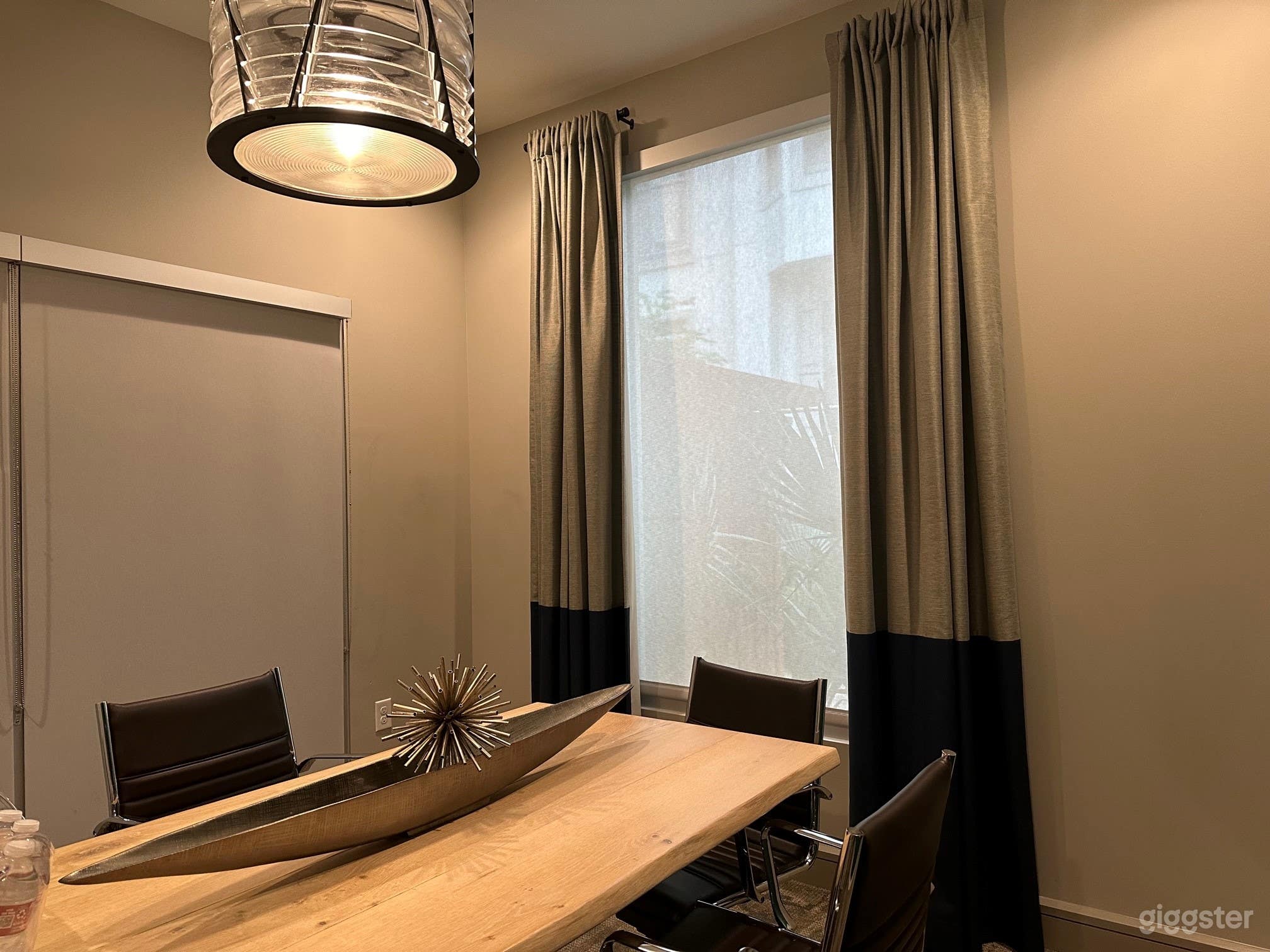 Modern Conference Room in Dallas Photo 4