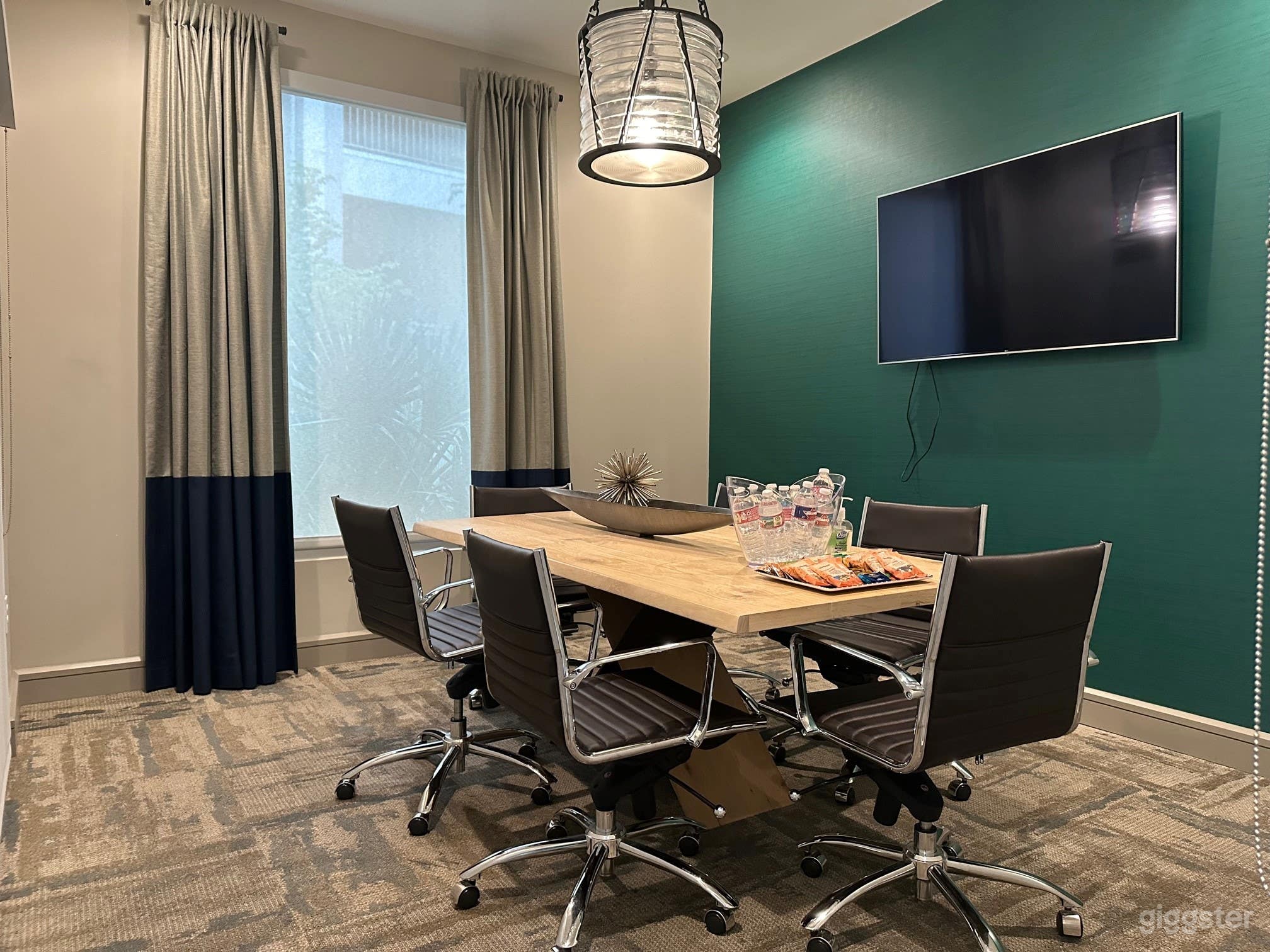 Modern Conference Room in Dallas Photo 1