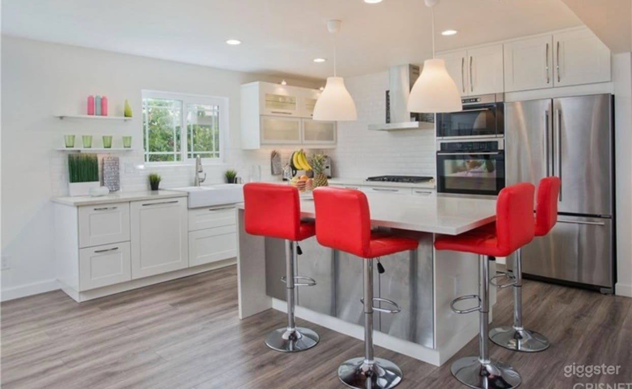 A beautiful large island ties in this magnificent chef friendly kitchen with white bright finishes to light up your culinary experience. Perfect for cooking shows, promo videos, and tutorial videos.