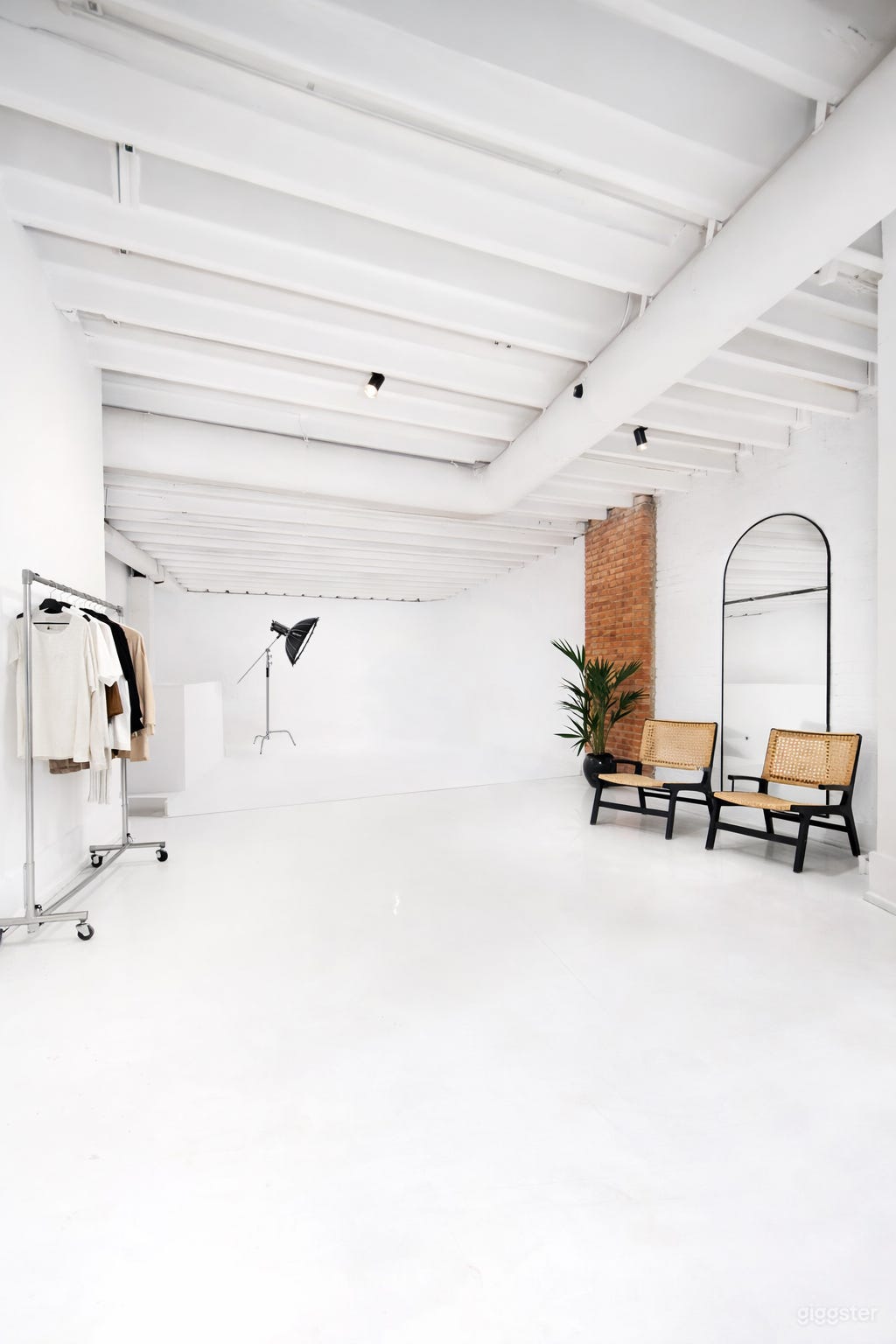 Hidden Gem Loft In Chinatown Photo 1