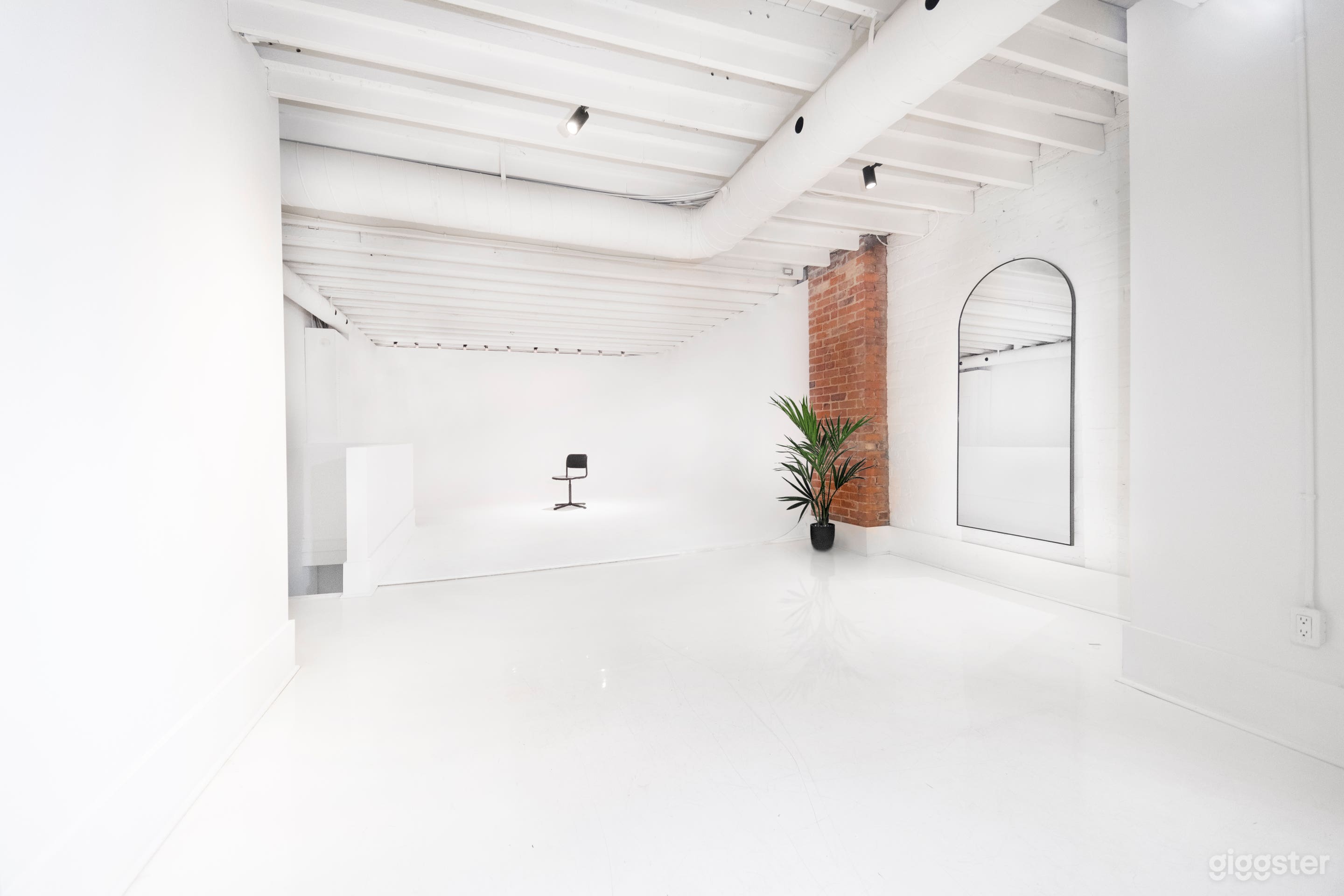 Hidden Gem Loft In Chinatown Photo 1