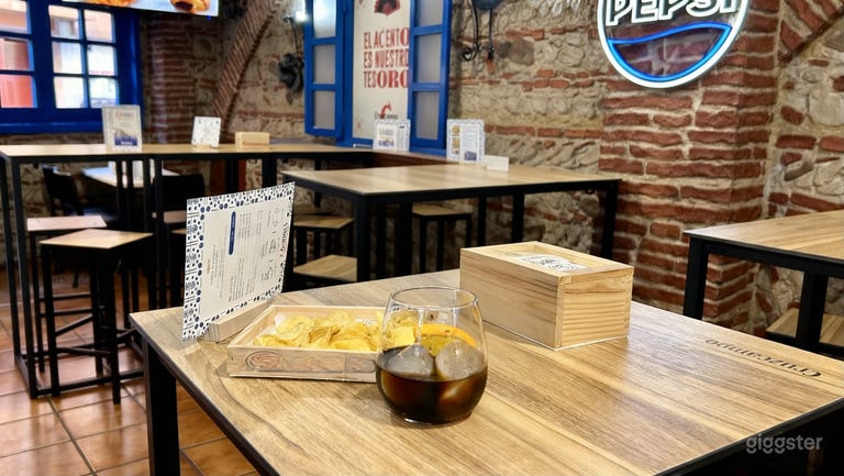  Modernes spanisches Restaurant mit blauen Akzenten in Madrid 