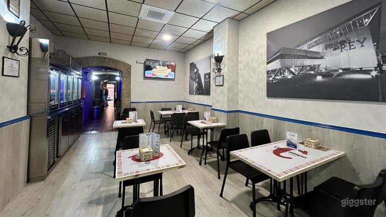  Modernes spanisches Restaurant mit blauen Akzenten in Madrid 