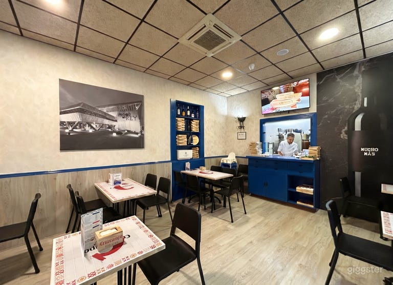  Modernes spanisches Restaurant mit blauen Akzenten in Madrid 