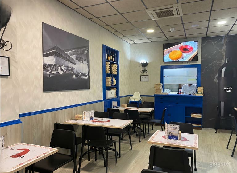  Modernes spanisches Restaurant mit blauen Akzenten in Madrid 