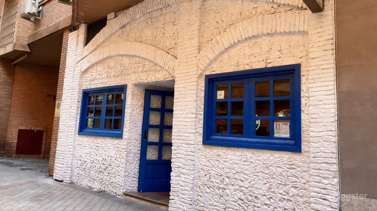  Modernes spanisches Restaurant mit blauen Akzenten in Madrid 