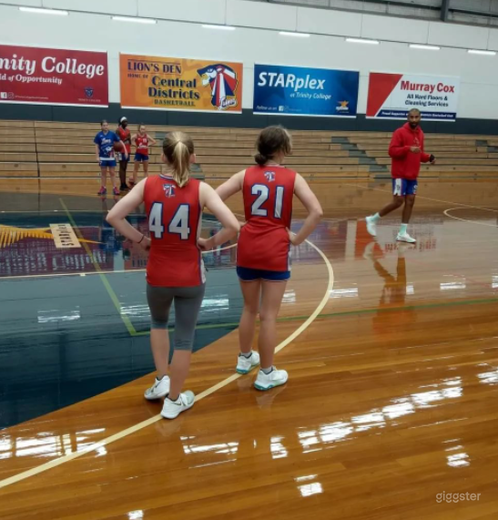  Spacious Hall in Evanston Park 