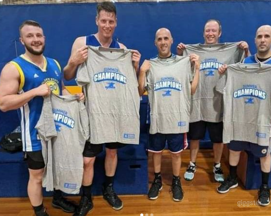 Spacious Hall in Evanston Park Photo 3