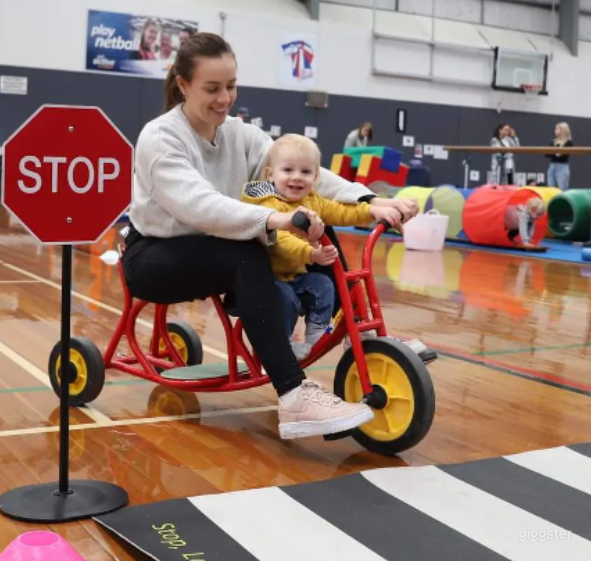 Spacious Hall in Evanston Park Photo 4