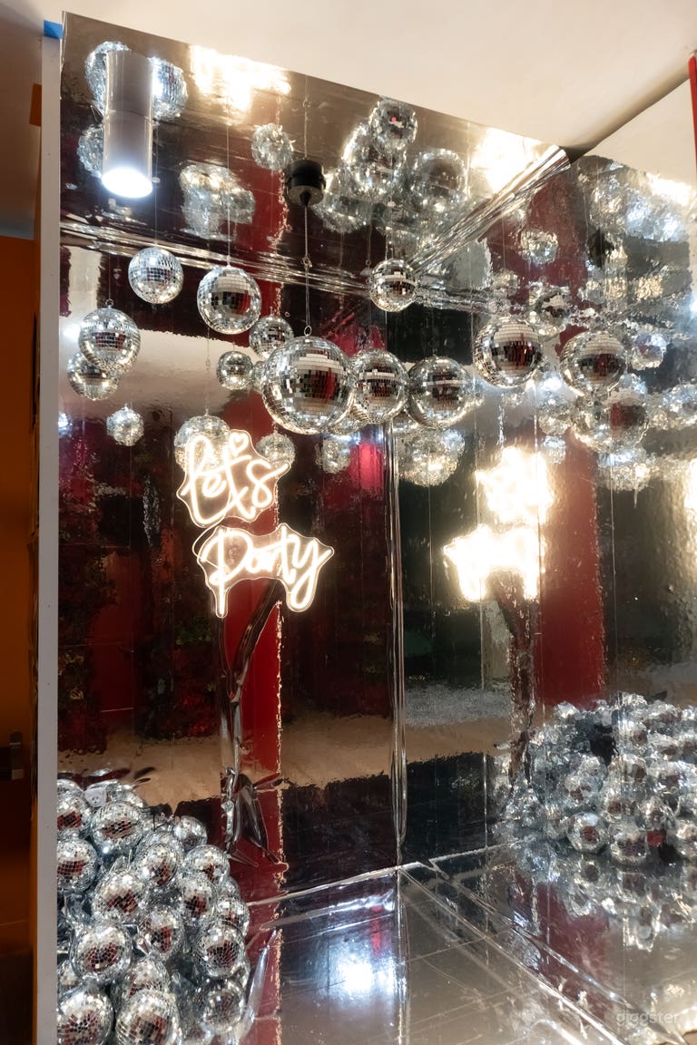  Multi-Set Selfie Studio with Themed Photo Backdrops 