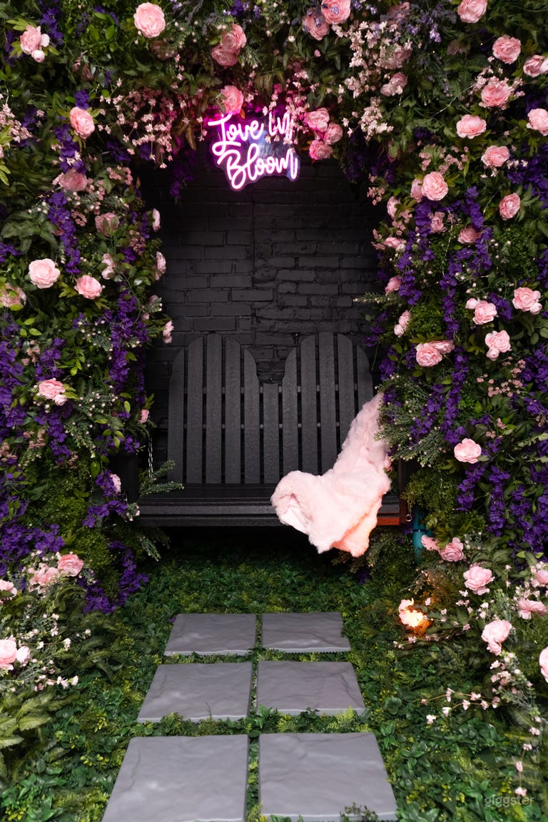  Multi-Set Selfie Studio with Themed Photo Backdrops 