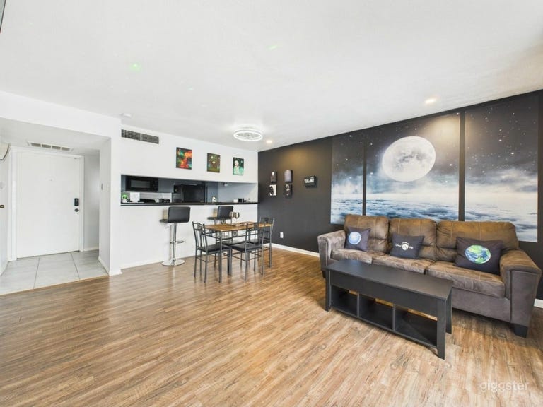  Clean Houston Condo for Massage, Hair, Barber & Content Work 