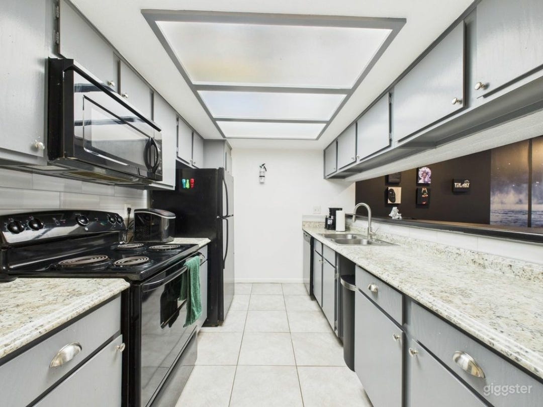 Clean Houston Condo for Massage, Hair, Barber &amp; Content Work Photo 4