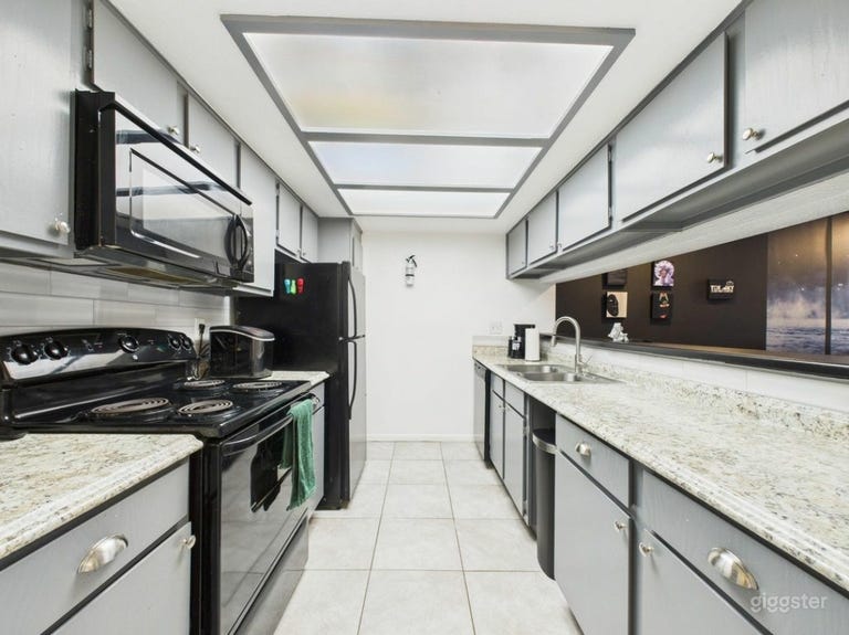  Clean Houston Condo for Massage, Hair, Barber & Content Work 