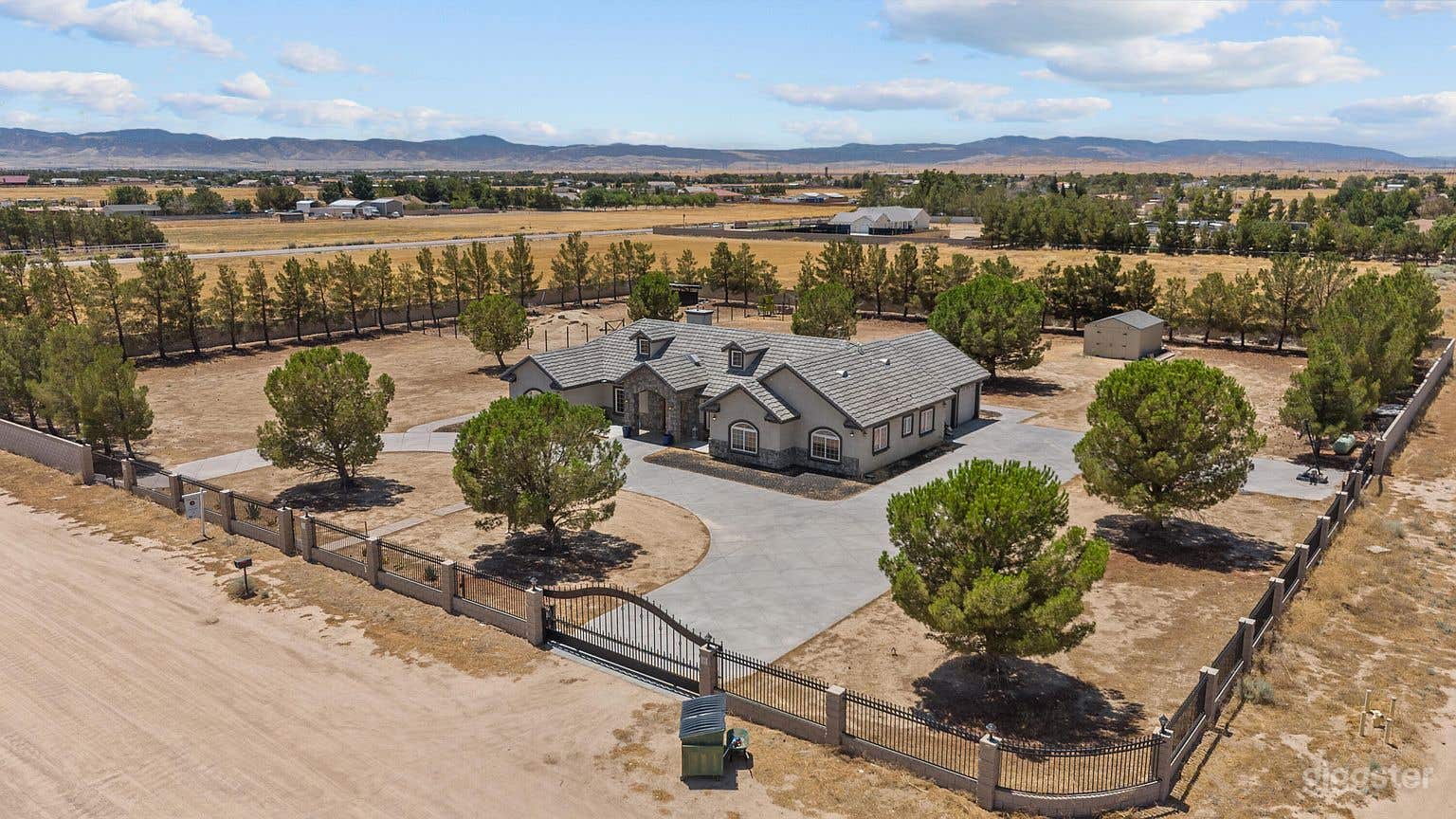 Scenic Desert Homestead – Great for Film &amp; Photo Shoots Photo 1