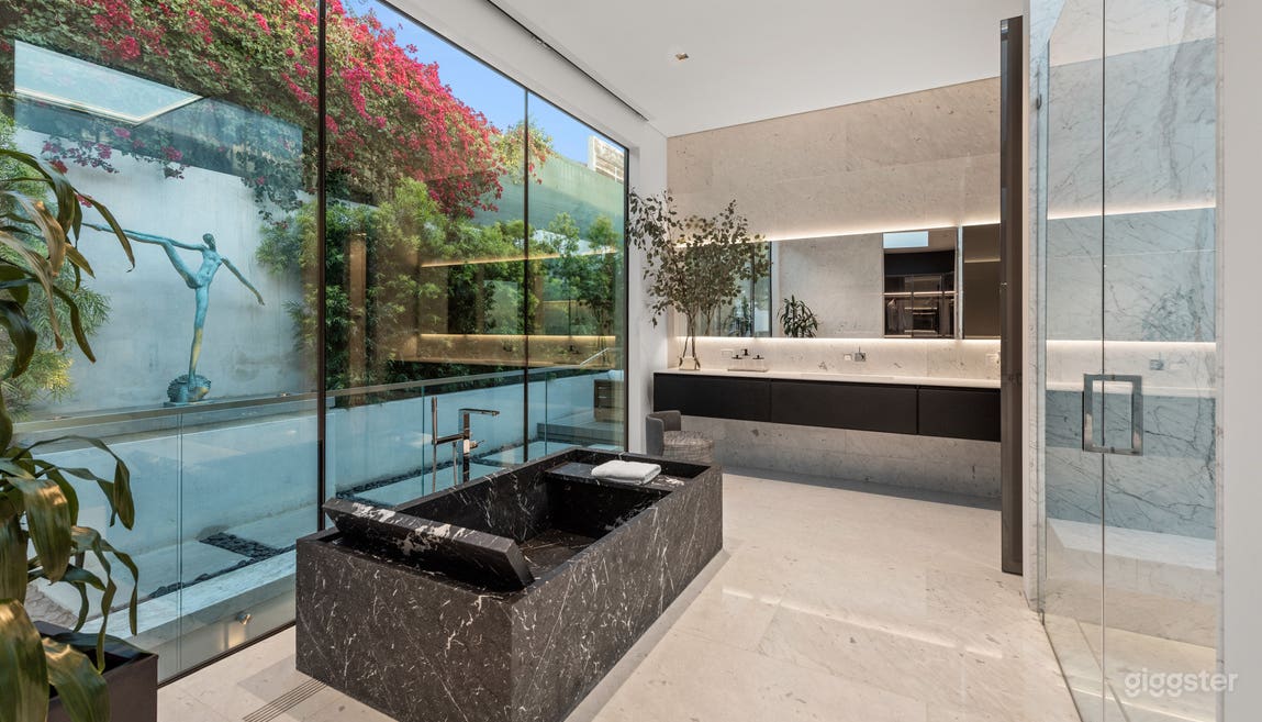 OPULENT BEVERLY HILLS MANSION Photo 4