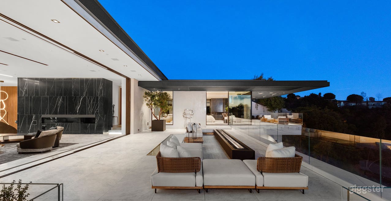 OPULENT BEVERLY HILLS MANSION Photo 3