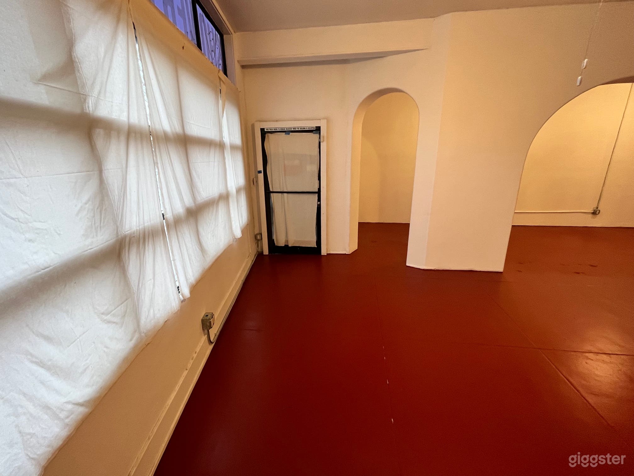 Big natural light storefront/warehouse space  Photo 1