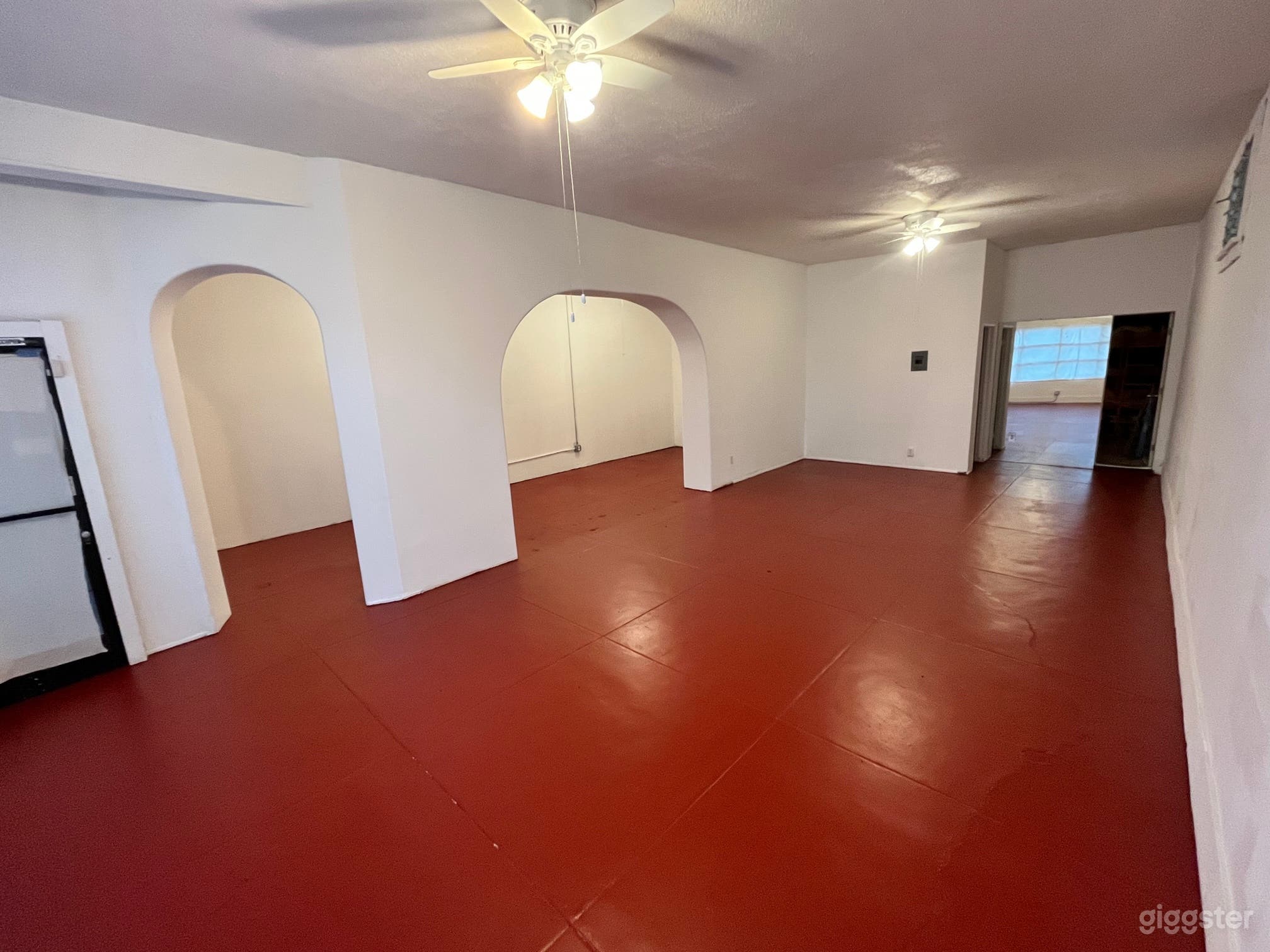 Big natural light storefront/warehouse space  Photo 3