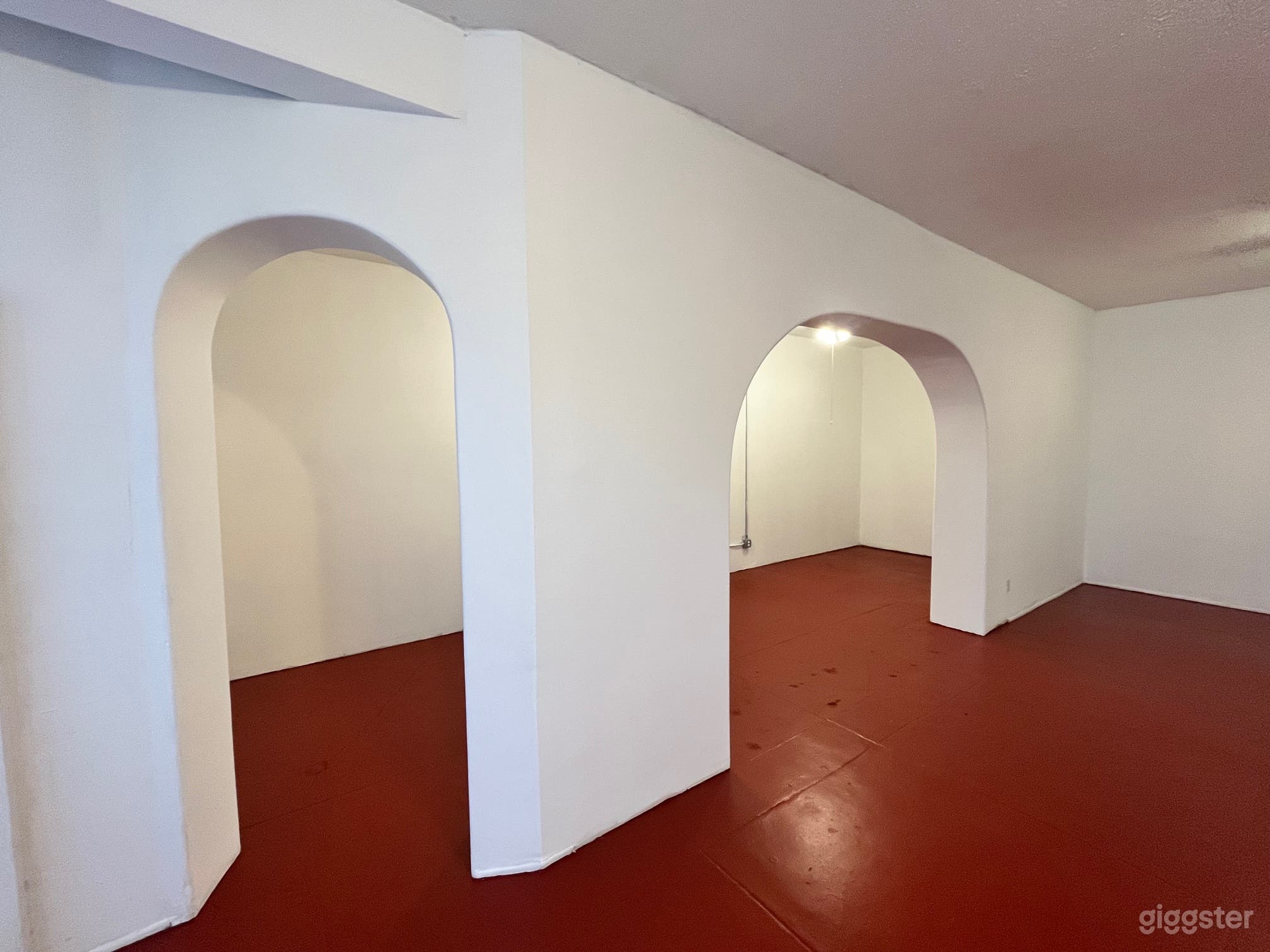 Big natural light storefront/warehouse space  Photo 4