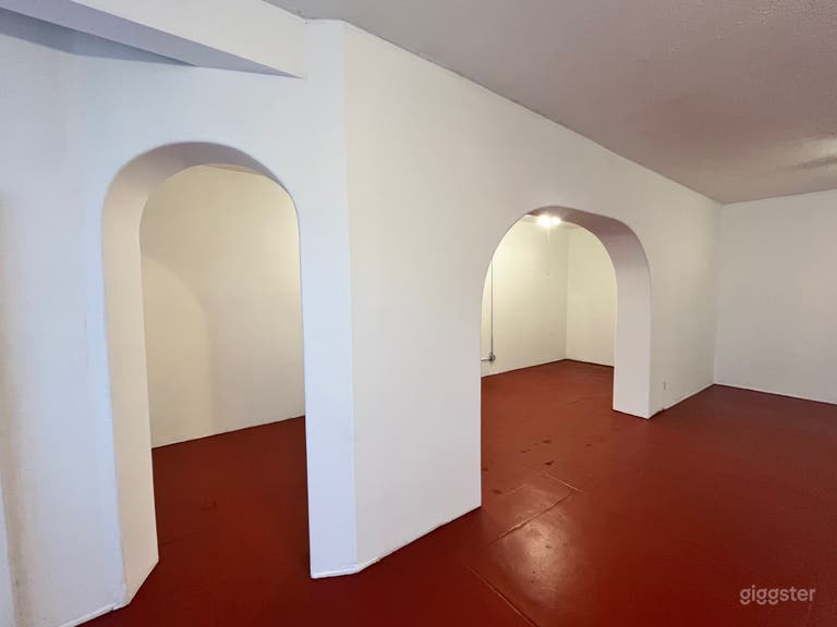  Big natural light storefront/warehouse space  