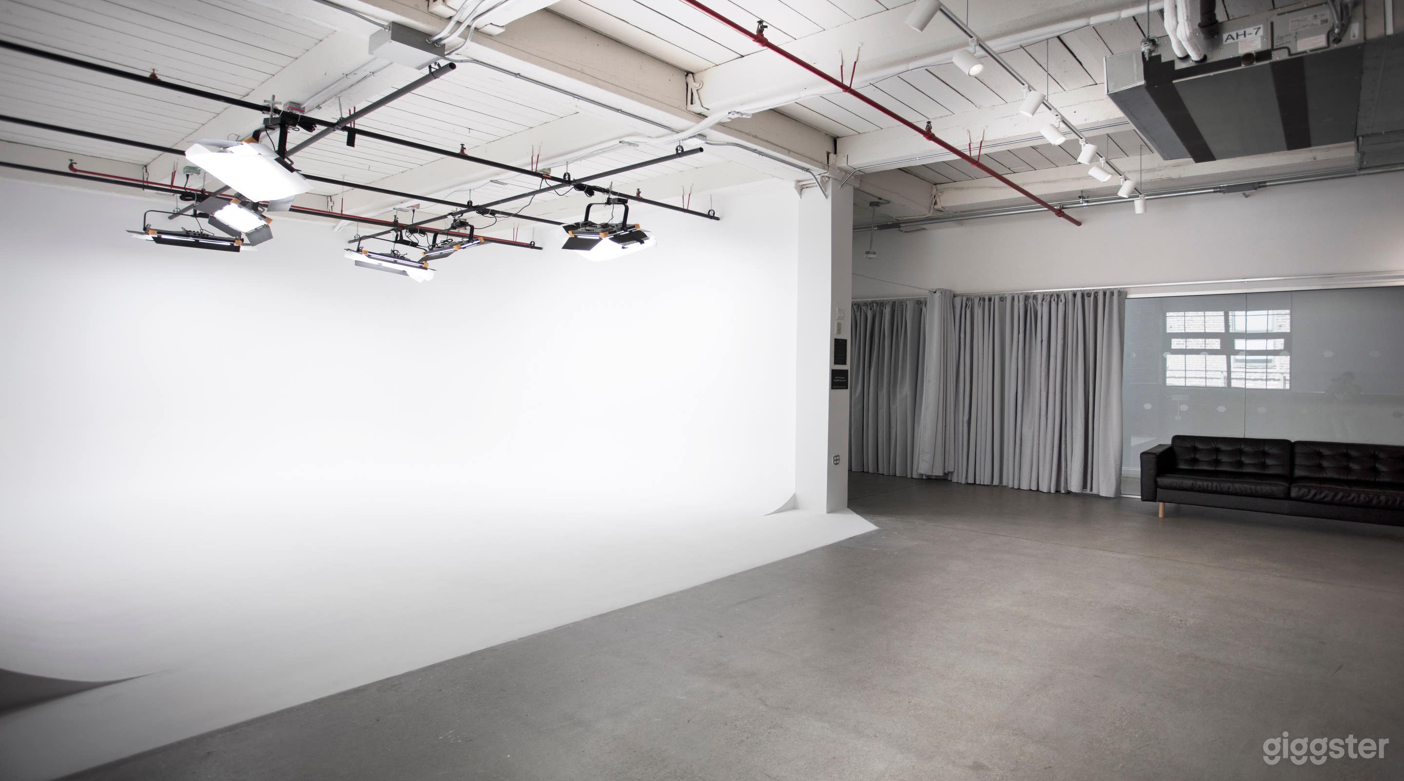 Pre-lit 3- Wall Cyc W/ Brooklyn I STUDIO A Photo 2