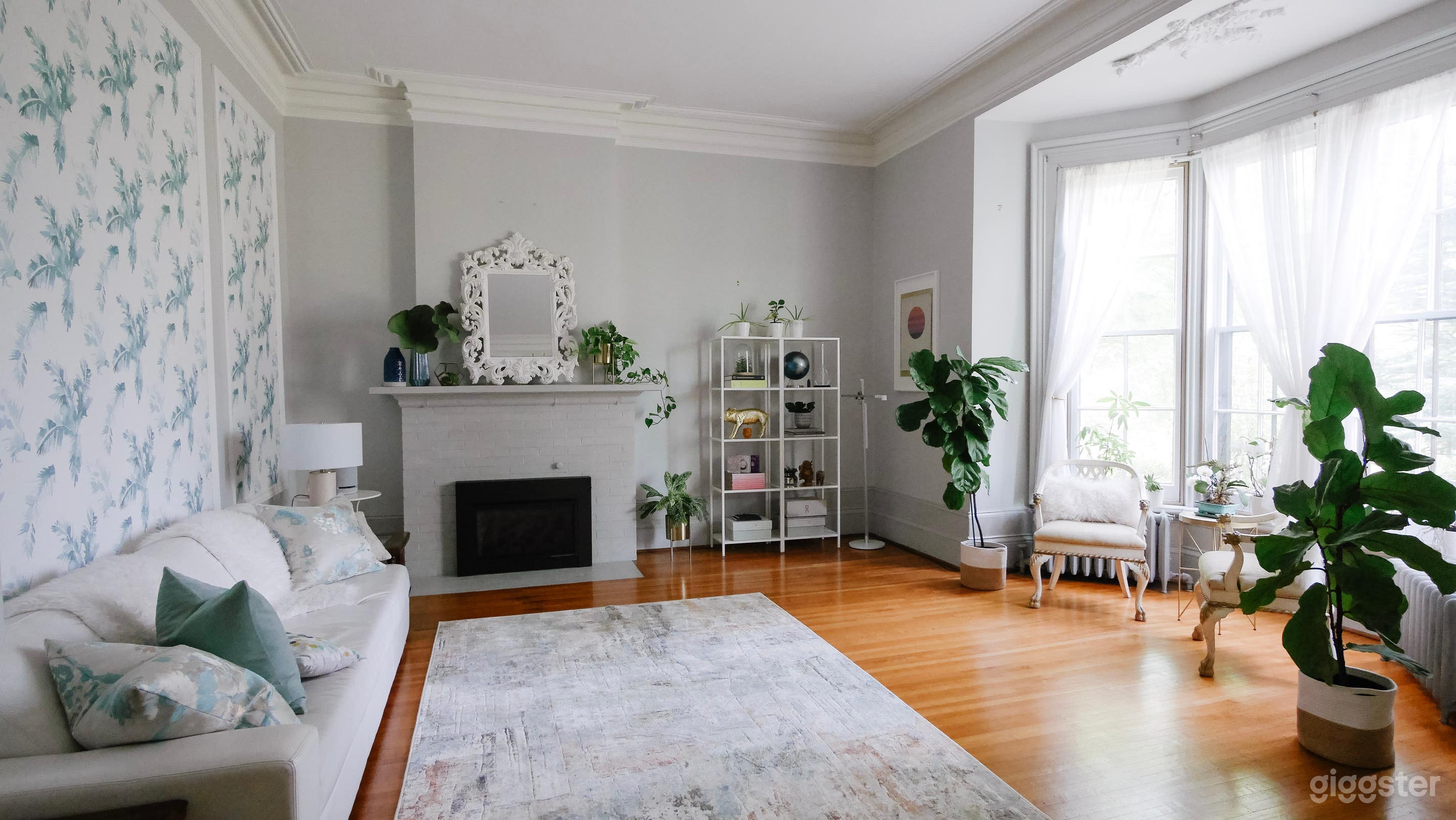 DRAWING ROOM/STUDIO - 12' ceiling, West facing bay window. Great for photos, workshops and retreats