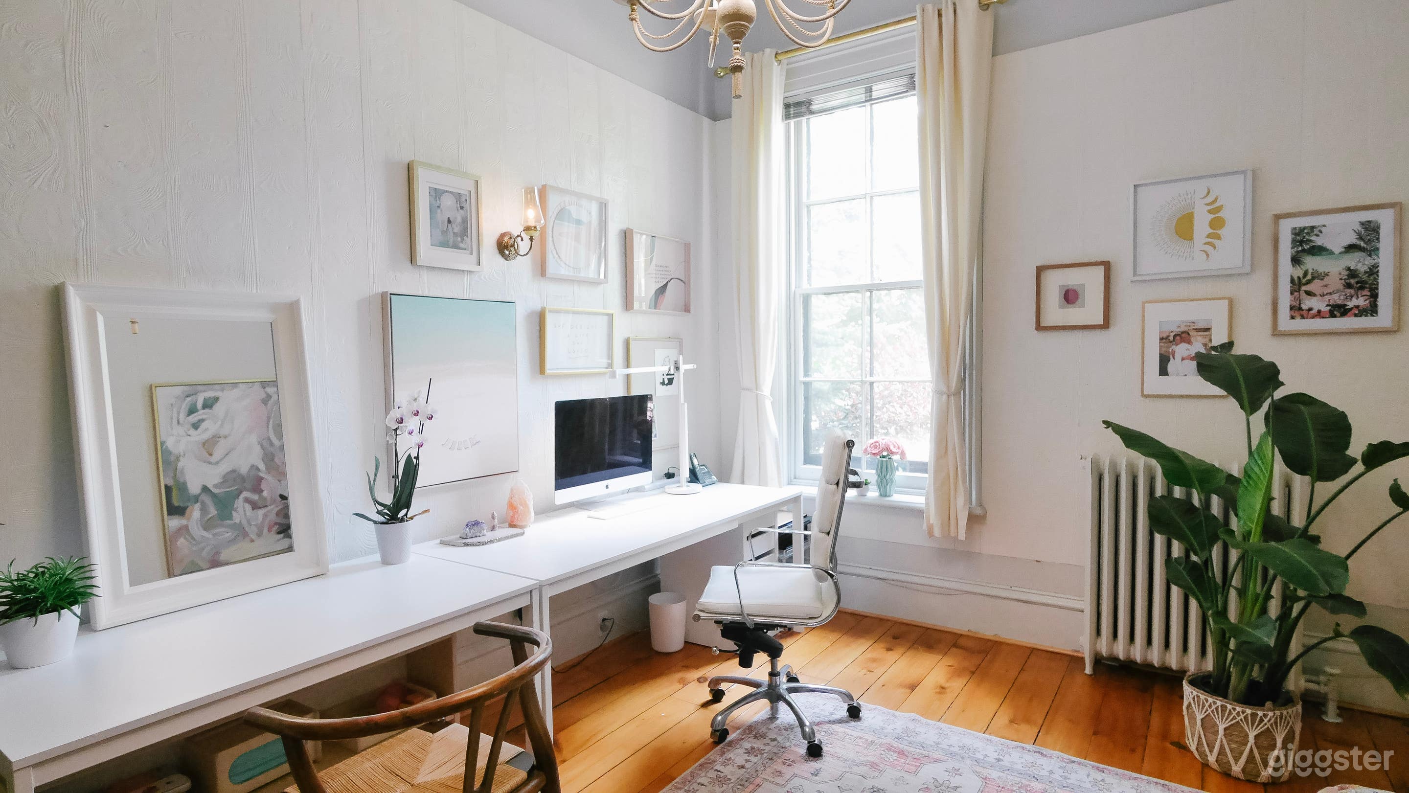 OFFICE / GREENROOM / HAIR &amp; MAKEUP - 12' ceiling, South facing window