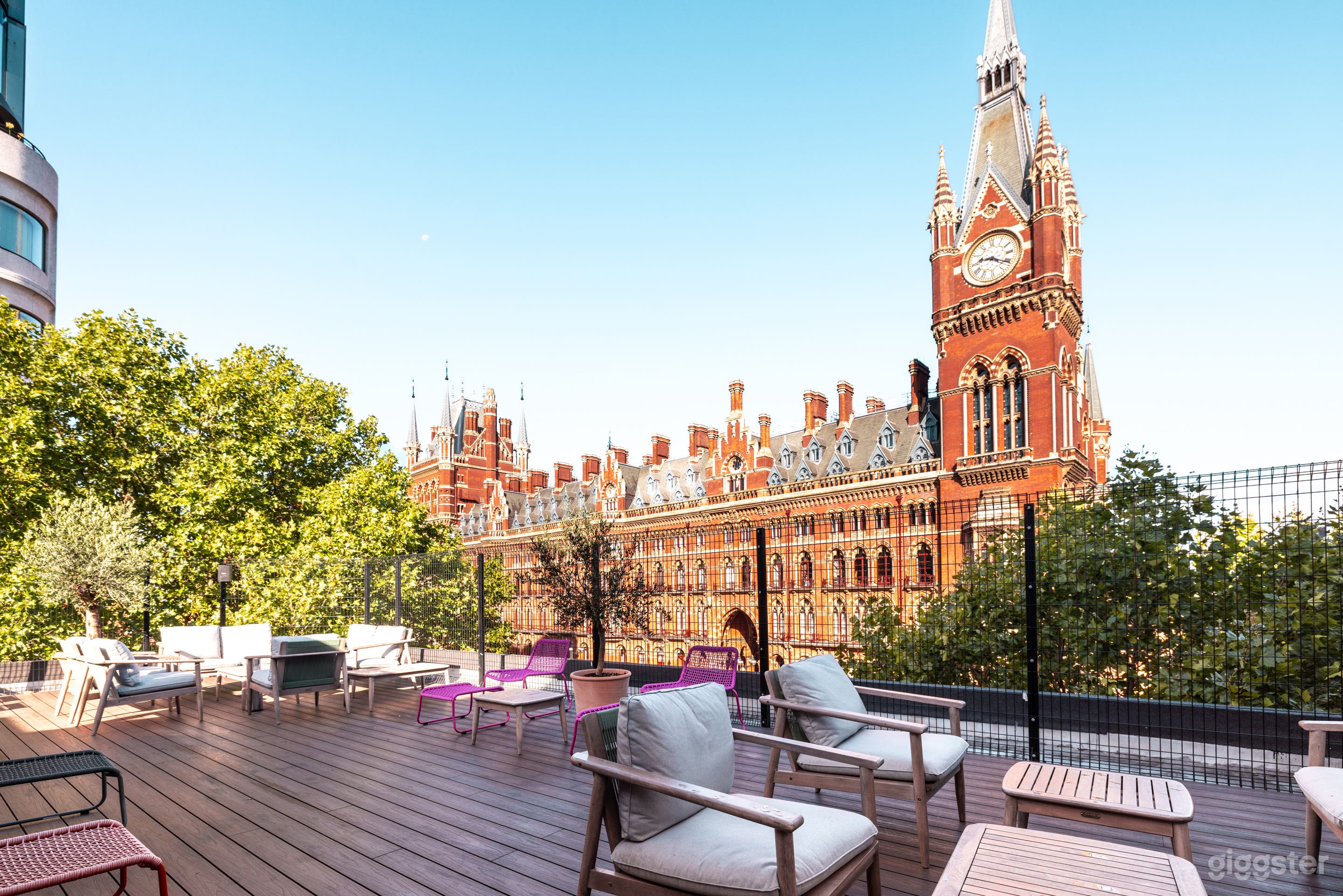 Modern Rooftop Terrace with City Views Photo 2