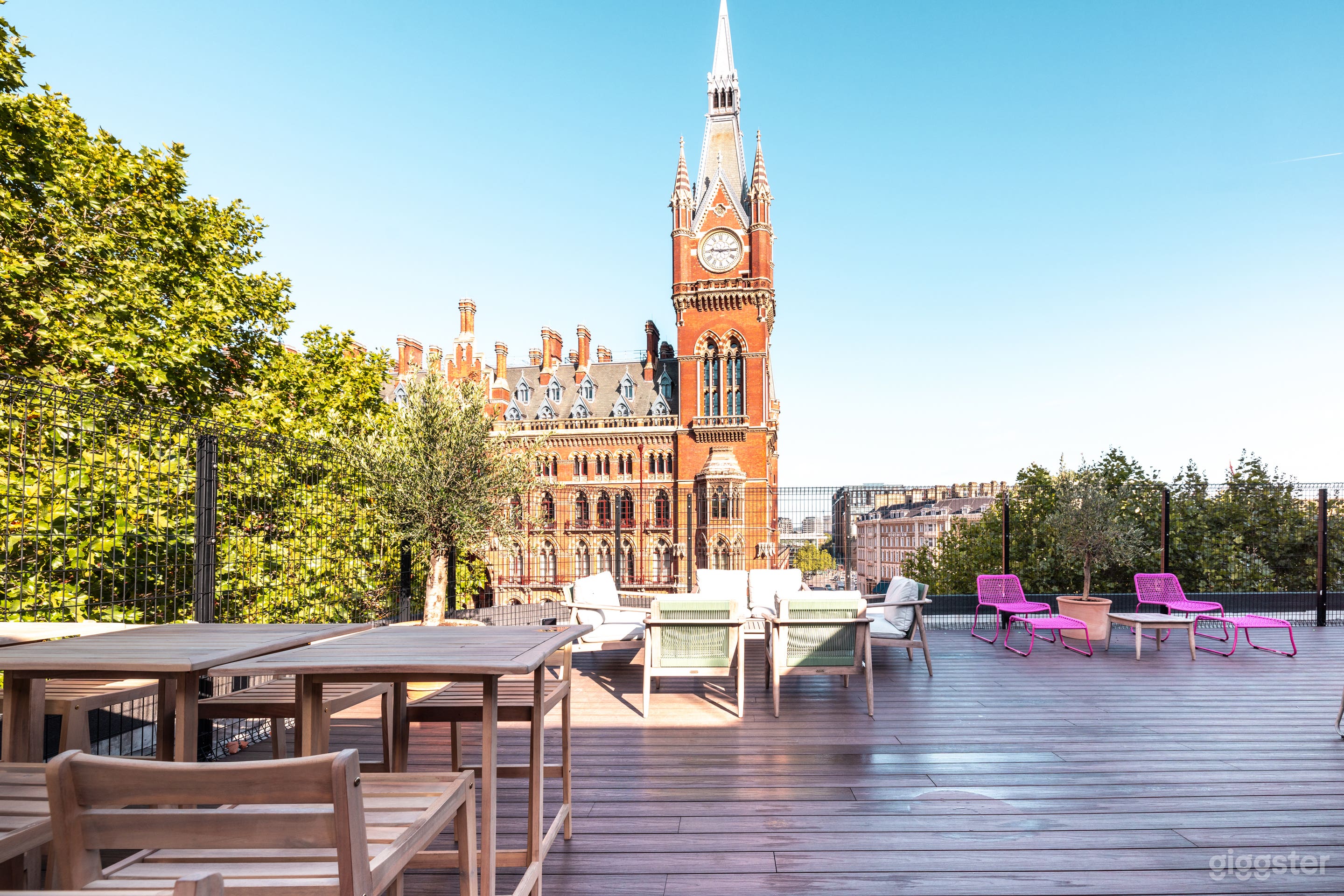 Modern Rooftop Terrace with City Views Photo 1