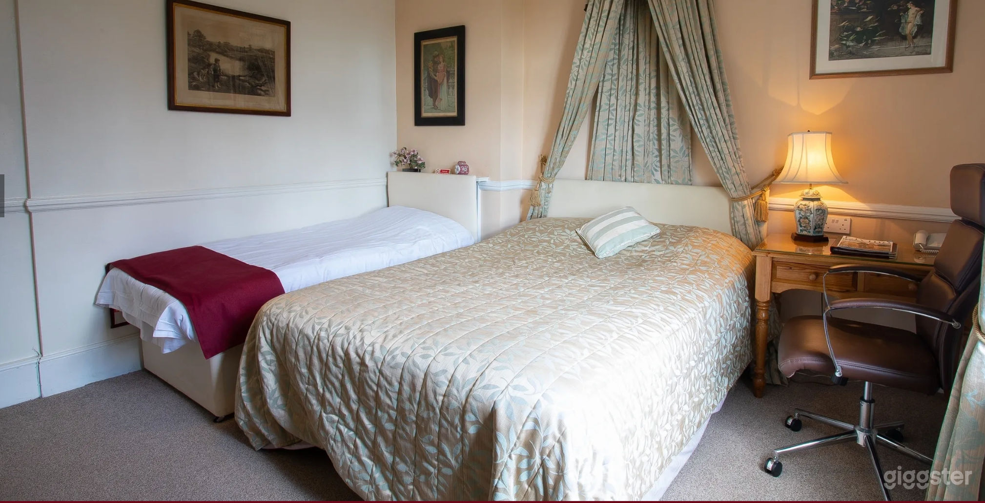 Twin Bedroom for Relaxation Photo 1