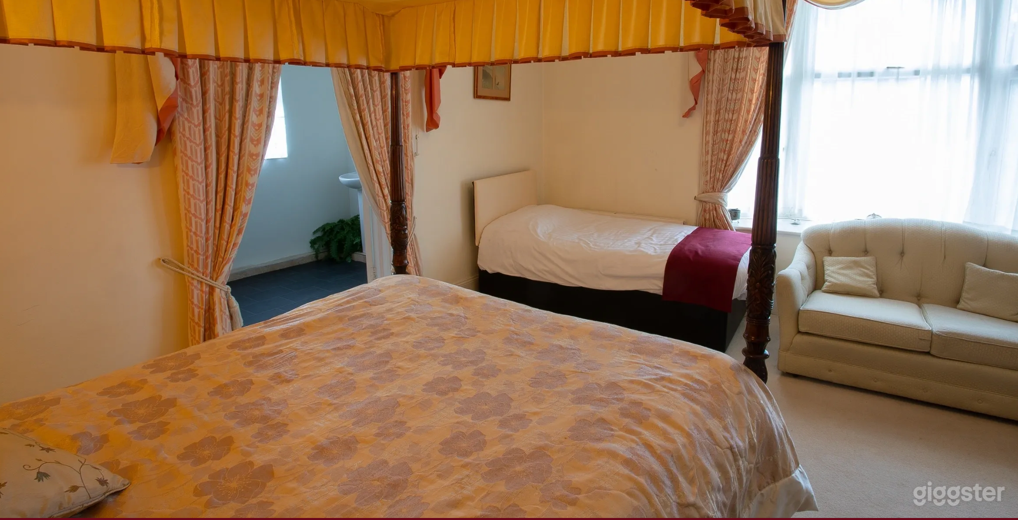 Twin Bedroom for Relaxation Photo 4